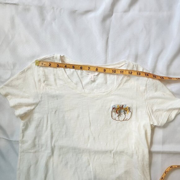 LC White Tee with Embroidered Pumpkin Detail Size Medium - Picture 9 of 11